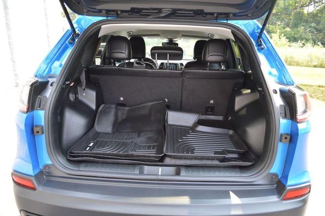 Photo of 2022 Hydro Blue Pearlcoat Jeep Cherokee