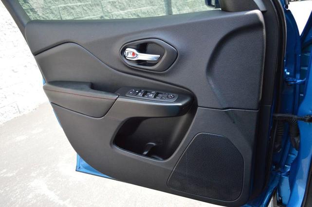 Photo of 2022 Hydro Blue Pearlcoat Jeep Cherokee