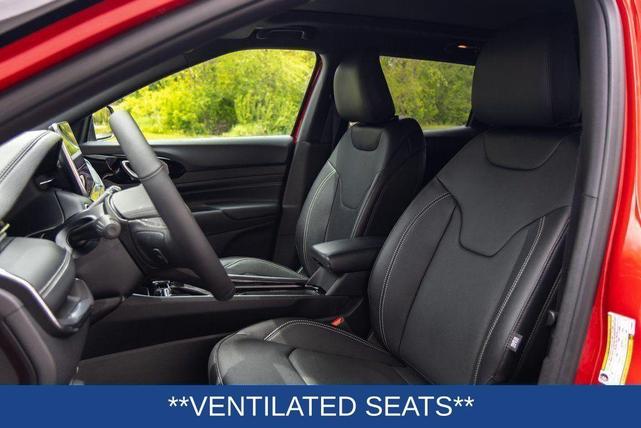 Photo of 2023 Redline Pearlcoat Jeep Compass