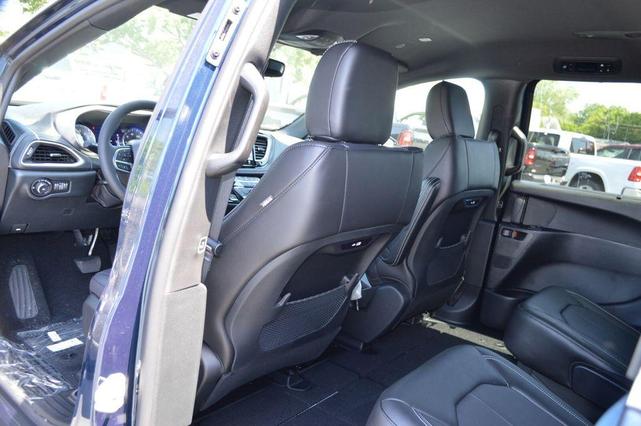 Photo of 2025 Fathom Blue Pearlcoat Chrysler Pacifica