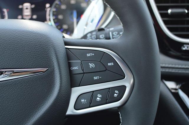 Photo of 2025 Fathom Blue Pearlcoat Chrysler Pacifica