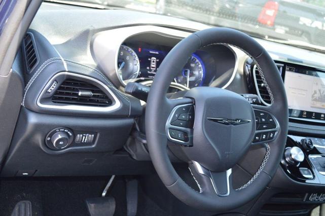 Photo of 2025 Fathom Blue Pearlcoat Chrysler Pacifica