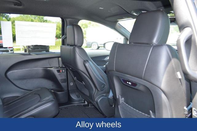 Photo of 2025 Fathom Blue Pearlcoat Chrysler Pacifica