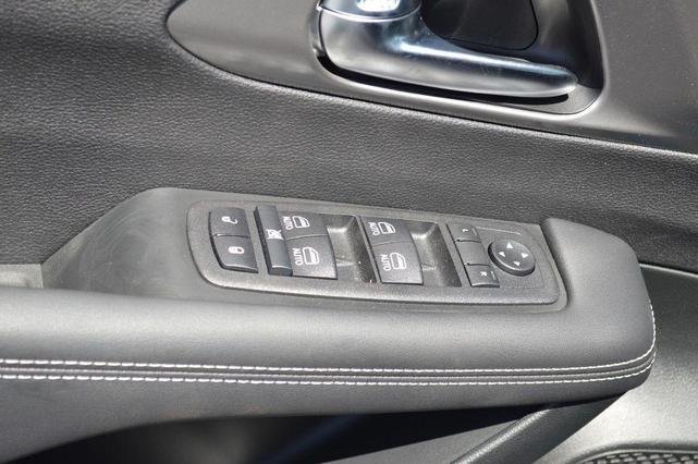 Photo of 2025 Fathom Blue Pearlcoat Chrysler Pacifica