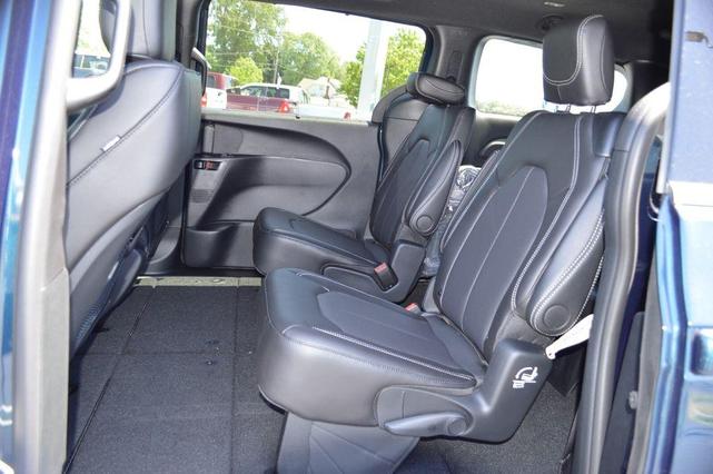 Photo of 2025 Fathom Blue Pearlcoat Chrysler Pacifica