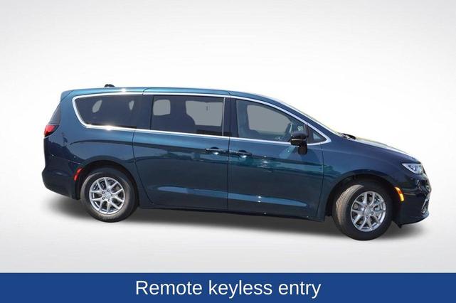 Photo of 2025 Fathom Blue Pearlcoat Chrysler Pacifica