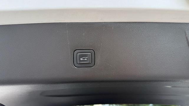 Photo of 2018 Iridescent Pearl Tricoat Chevrolet Traverse