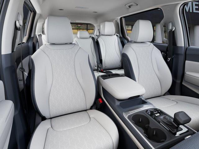 Photo of 2026 Ceramic Silver Kia Carnival