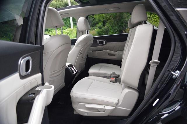 Photo of 2021 Ebony Black Kia Sorento