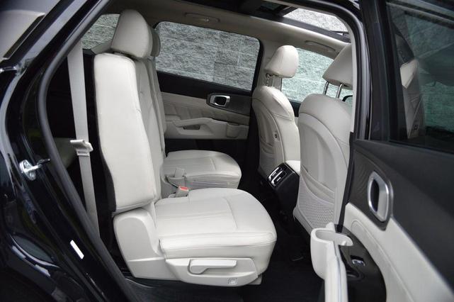 Photo of 2021 Ebony Black Kia Sorento