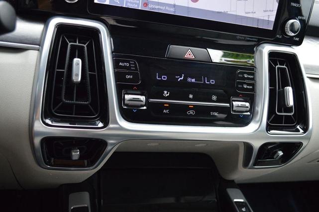 Photo of 2021 Ebony Black Kia Sorento