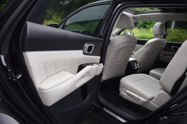Photo of 2021 Ebony Black Kia Sorento