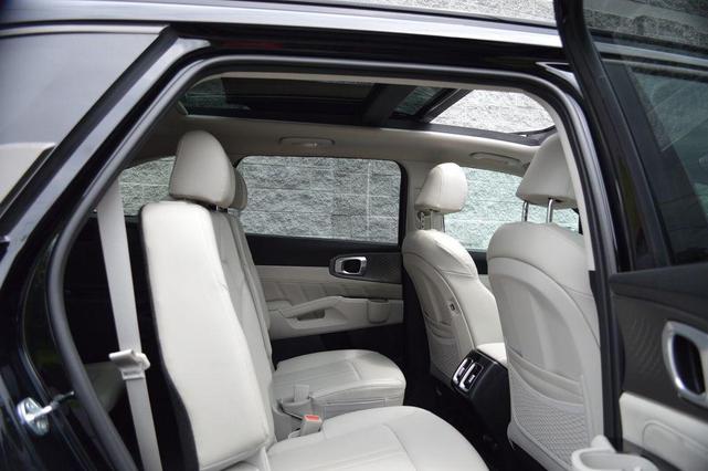 Photo of 2021 Ebony Black Kia Sorento