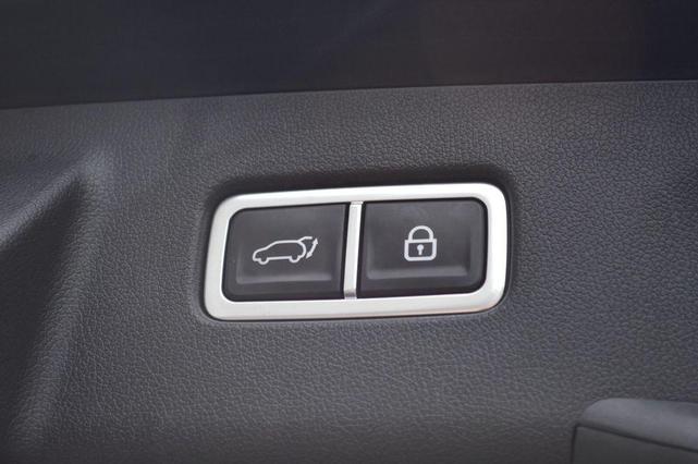 Photo of 2021 Ebony Black Kia Sorento