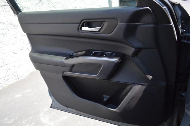 Photo of 2024 2t Gry Blk Roof Nissan Pathfinder