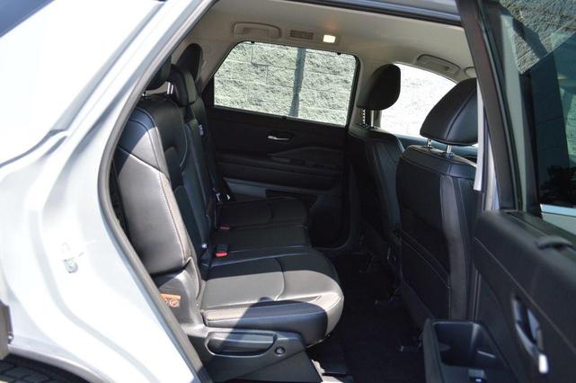 Photo of 2024 2t Gry Blk Roof Nissan Pathfinder