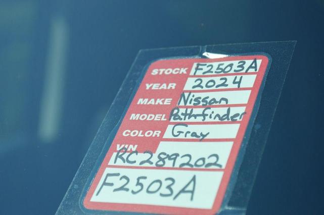 Photo of 2024 2t Gry Blk Roof Nissan Pathfinder