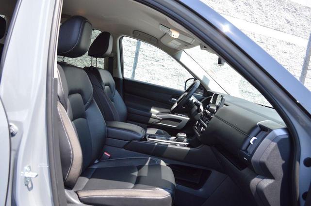 Photo of 2024 2t Gry Blk Roof Nissan Pathfinder