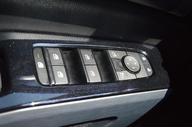 Photo of 2024 2t Gry Blk Roof Nissan Pathfinder