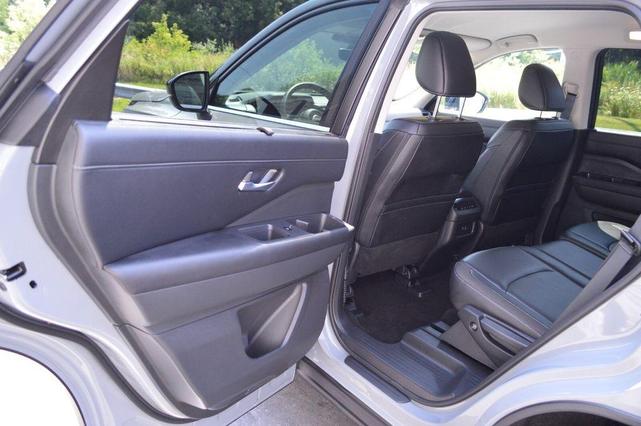 Photo of 2024 2t Gry Blk Roof Nissan Pathfinder