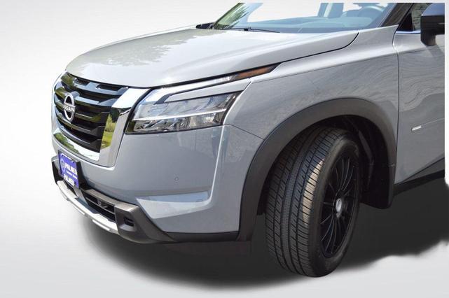 Photo of 2024 2t Gry Blk Roof Nissan Pathfinder