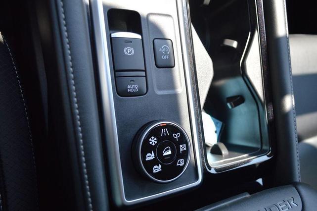 Photo of 2024 2t Gry Blk Roof Nissan Pathfinder