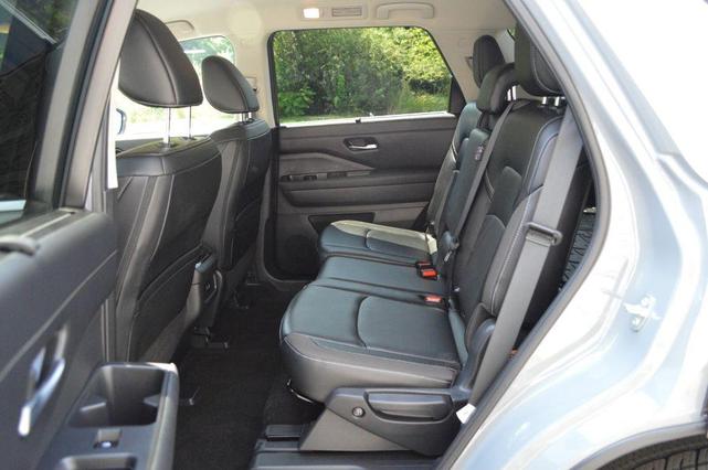 Photo of 2024 2t Gry Blk Roof Nissan Pathfinder