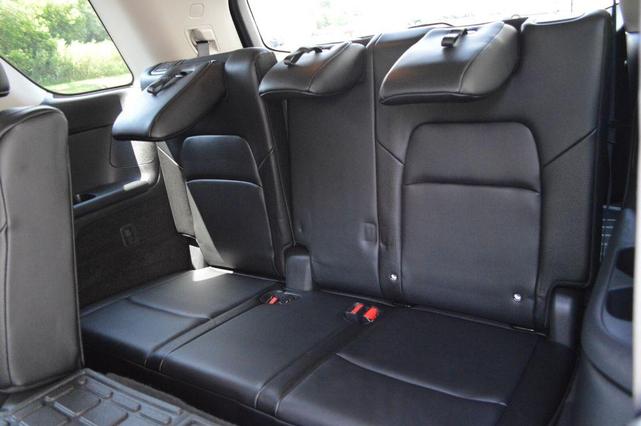 Photo of 2024 2t Gry Blk Roof Nissan Pathfinder