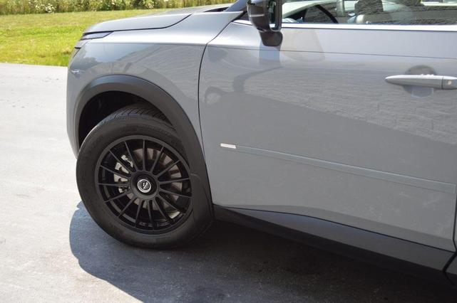 Photo of 2024 2t Gry Blk Roof Nissan Pathfinder