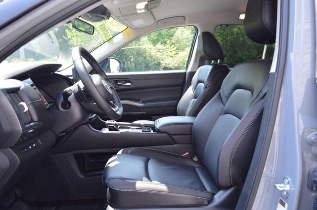 Photo of 2024 2t Gry Blk Roof Nissan Pathfinder