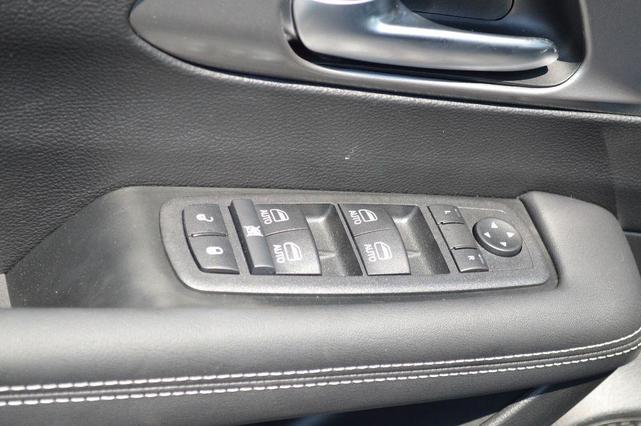 Photo of 2025 Fathom Blue Pearlcoat Chrysler Pacifica