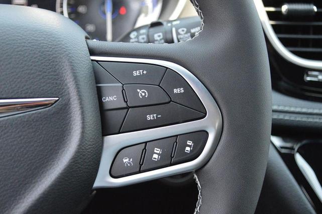Photo of 2025 Fathom Blue Pearlcoat Chrysler Pacifica