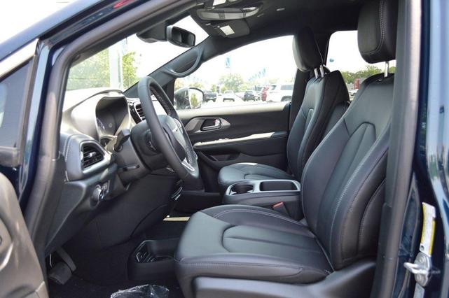 Photo of 2025 Fathom Blue Pearlcoat Chrysler Pacifica