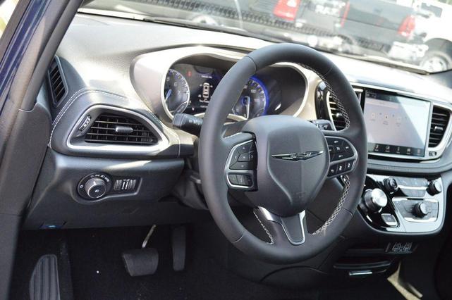 Photo of 2025 Fathom Blue Pearlcoat Chrysler Pacifica