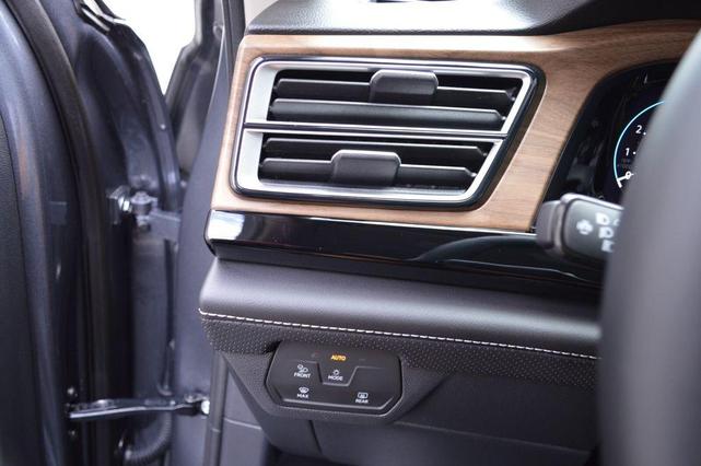 Photo of 2024 Platinum Gray Metallic Volkswagen Atlas