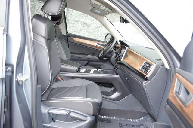 Photo of 2024 Platinum Gray Metallic Volkswagen Atlas