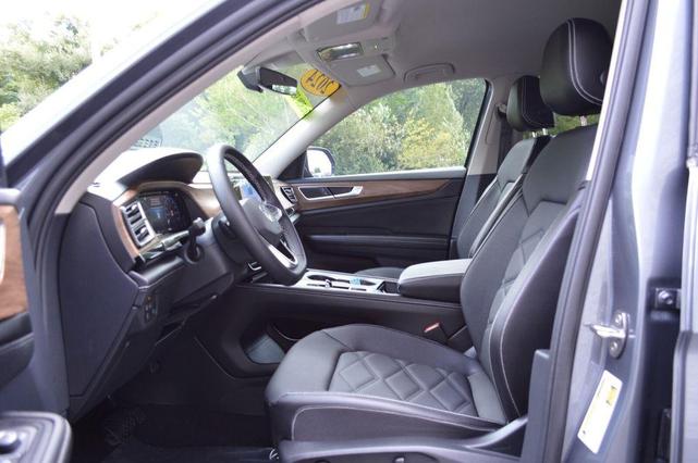 Photo of 2024 Platinum Gray Metallic Volkswagen Atlas