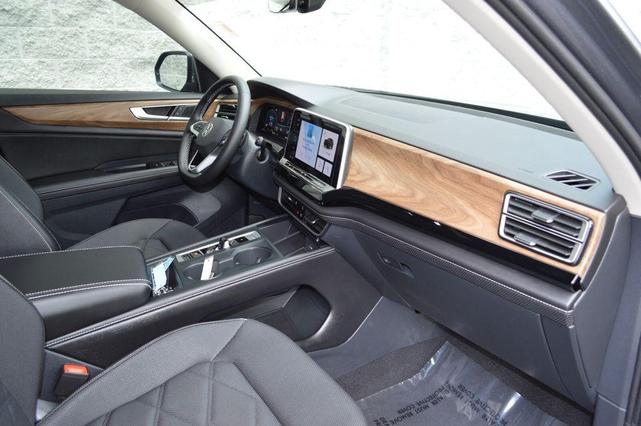 Photo of 2024 Platinum Gray Metallic Volkswagen Atlas