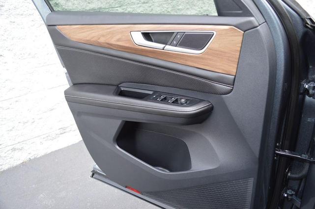 Photo of 2024 Platinum Gray Metallic Volkswagen Atlas