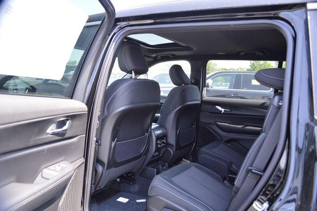 Photo of 2025 Diamond Black Jeep Grand Cherokee L