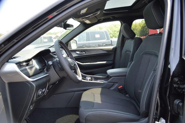 Photo of 2025 Diamond Black Jeep Grand Cherokee L