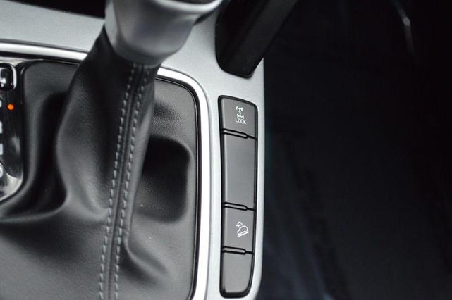 Photo of 2023 Snow White Pearl Kia Seltos