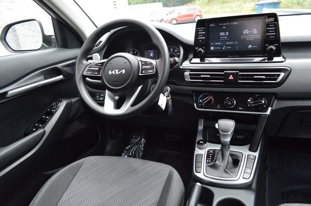 Photo of 2023 Snow White Pearl Kia Seltos