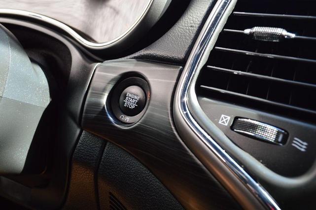 Photo of 2021 Velvet Red Pearlcoat Jeep Grand Cherokee