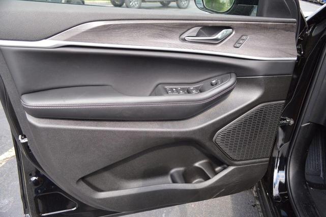 Photo of 2025 Diamond Black Jeep Grand Cherokee L
