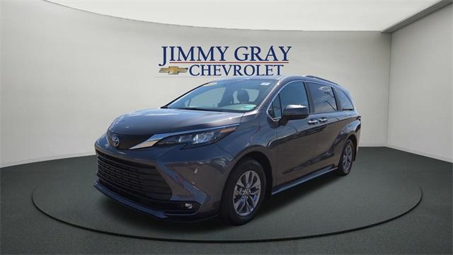 Photo of 2025 Magnetic Gray Metallic Toyota Sienna