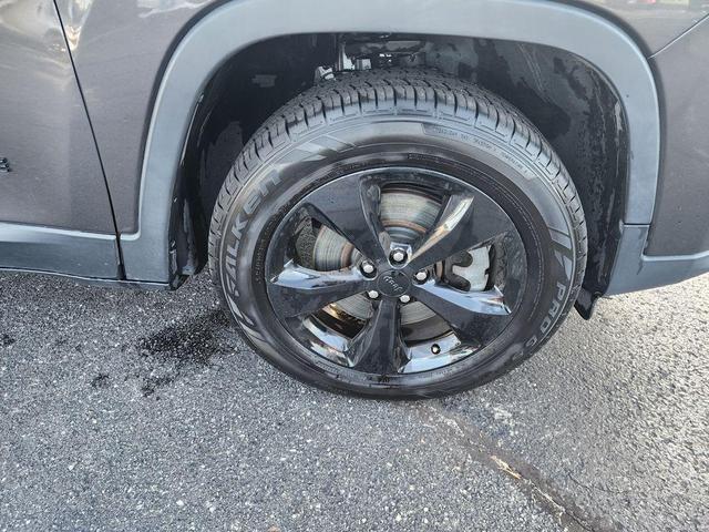 Photo of 2019 Granite Crystal Metallic Clearcoat Jeep Cherokee