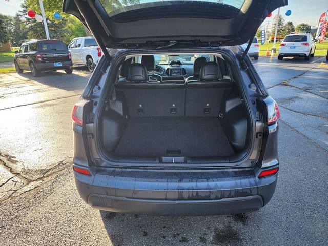 Photo of 2019 Granite Crystal Metallic Clearcoat Jeep Cherokee