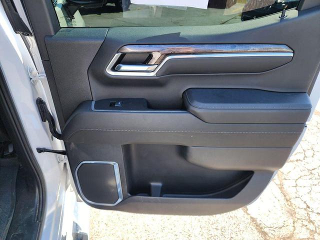 Photo of 2023 Iridescent Pearl Tricoat Chevrolet Silverado 1500