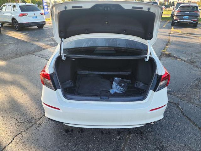 Photo of 2022 Platinum White Pearl Honda Civic